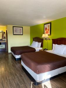 Postel nebo postele na pokoji v ubytování Linder Motor Lodge