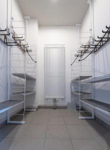 una habitación con estanterías vacías y radiador en JL HOUSE Kutchan en Kutchan