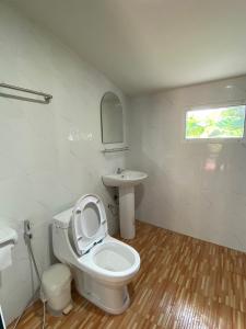 Baño blanco con aseo y lavamanos en Baanphuthadol, en Mae Hong Son