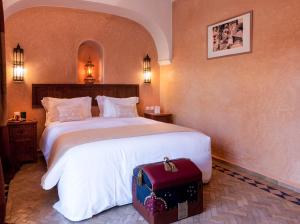 Giường trong phòng chung tại Double room in a charming villa in the heart of Marrakech palm grove