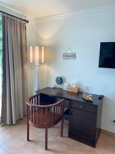a desk with a lamp and a chair in a room at Studio Tropical avec vue mer dans une résidence hôtelière in Sainte-Luce