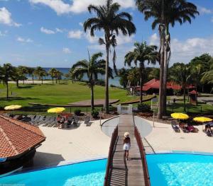 Piscina di Studio Tropical avec vue mer dans une résidence hôtelière o nelle vicinanze