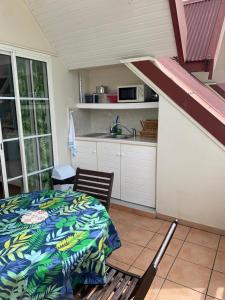 Cucina o angolo cottura di Studio Tropical avec vue mer dans une résidence hôtelière