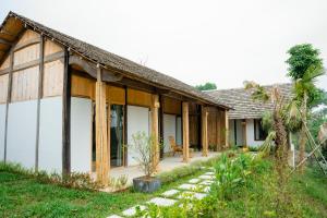dom ze ścieżką prowadzącą do niego w obiekcie 6Nature Bavi Retreat w mieście Hanoi