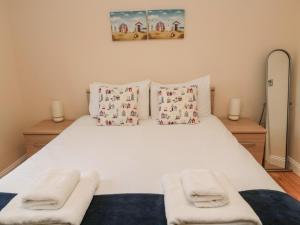 ChathillにあるSandy Shoreのベッドルーム(大きな白いベッド、枕付)