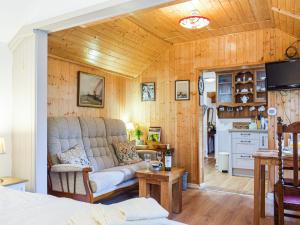 Woodcarvers Cottage في Dawley: غرفة معيشة مع أريكة ومطبخ