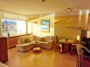 ein Wohnzimmer mit einem Sofa und einem Tisch in der Unterkunft Strandhotel S33-103 in Heiligenhafen