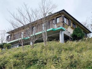 una casa en la cima de una colina con árboles en Private - Villa - tsubasa- Vacation STAY 4192, en Kimitsu