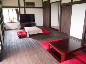 sala de estar con sofá y mesa en Private - Villa - tsubasa- Vacation STAY 4192, en Kimitsu