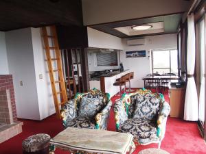 sala de estar con 2 sillas y mesa en Private - Villa - tsubasa- Vacation STAY 4192, en Kimitsu