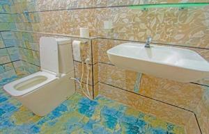 een badkamer met een wastafel en een toilet bij Leisure Mount Villa in Haputale