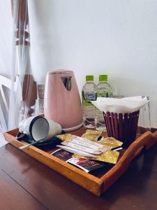 bandeja de madera con tostadora y otros artículos sobre una mesa en Leisure Mount Villa, en Haputale