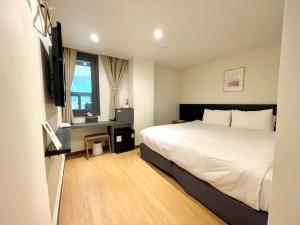 een hotelkamer met een bed en een raam bij Hotel Firststay Myeongdong in Seoul