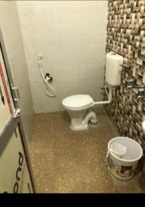 - une petite salle de bains avec des toilettes et un seau dans l'établissement Hotel Bobby house, à Purî