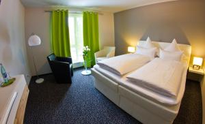 Llit o llits en una habitació de Hotel Eyberg
