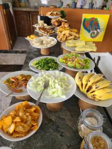 un buffet con platos de comida en una mesa en Leisure Mount Villa en Haputale