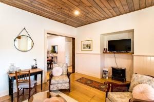 a living room with a table and chairs and a television at Convent Franklin - Martina Unit in Franklin