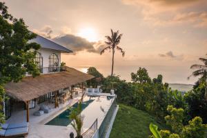 Una vista aérea de una villa con piscina. en Villa Moonlight Lovina, en Buleleng