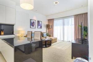 uma sala de estar com um sofá e uma mesa em Ornate 1BR in The Address Residences Dubai Marina by Deluxe Holiday Homes em Dubai