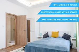 een slaapkamer met een bed met blauwe lakens en gele kussens bij 3 En Suit bedroom flat in the main centre for 6ppl, 3BDR,3BTHR,AC in Boedapest