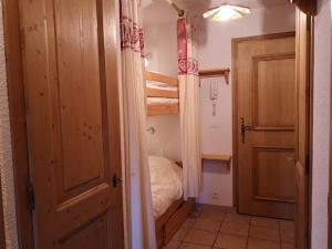 Ένα ή περισσότερα κρεβάτια σε δωμάτιο στο Appartement cosy avec terrasse, proche pistes et commodités - 6 pers. - FR-1-595-37