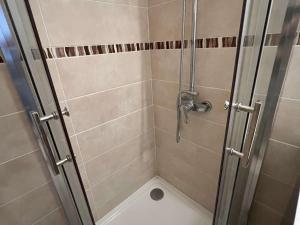 W łazience znajduje się prysznic ze szklanymi drzwiami. w obiekcie Studio Centre avec Piscine, Balcon et Proximité Plage, 2 Personnes - FR-1-702-3 w Cap d'Agde