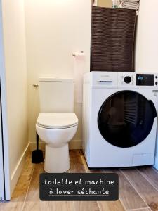 a bathroom with a toilet and a microwave at Appartement calme et pratique. in Tours