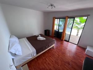 um quarto com uma cama com um cisne branco em Te Mao em Avatoru