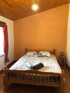 Ένα ή περισσότερα κρεβάτια σε δωμάτιο στο Petite Maison à la campagne