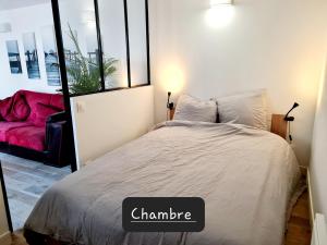 - une chambre avec un lit et un panneau indiquant la chambre dans l'établissement Appartement calme et pratique., à Tours