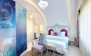 - une chambre avec un lit, une table et une chaise dans l'établissement Jane Castle, à Wujie