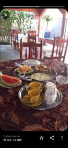 uma mesa com pratos de comida em cima em B&B KeisyAlba Punta Rucia em Punta Rucia