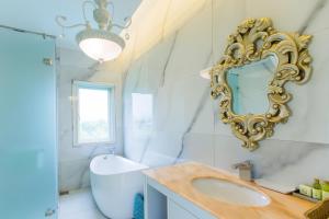 A bathroom at Jane Castle