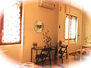 ブルゲーリオにあるTop Suit Centro - Guest houseのテーブルと椅子2脚、ベッドルーム1室が備わります。