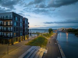 vista su un fiume con un edificio vicino all'acqua di W Apartments Kalaranna III a Tallinn