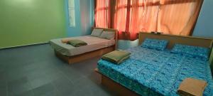1 dormitorio con 2 camas y ventana en Hotel Kuala Nerus 