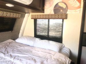 caravan aldar in al jabal alsharke hate tesisinde bir odada yatak veya yataklar