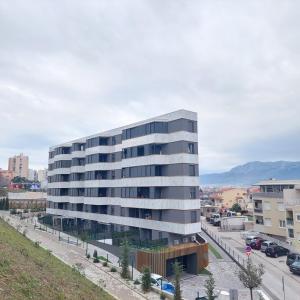 een groot kantoorgebouw in een stad met een straat bij Apartment Paola with free private parking place in Split