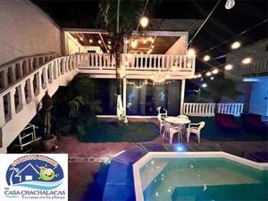 una casa con piscina frente a una casa en COQUITO HOUSE CHACHALACAS, en Chachalacas