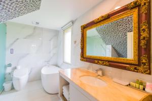 A bathroom at Jane Castle