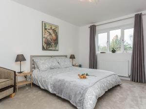 a bedroom with a bed with a bowl of fruit on it at Lavender Lea in Henley in Arden
