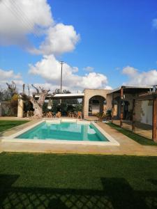 una piscina en el patio de una casa en B&B VillaSalento LE, en Cavallino di Lecce