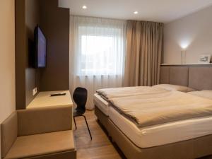 een hotelkamer met een bed en een bureau bij Jagerwirt rooms in Völkermarkt