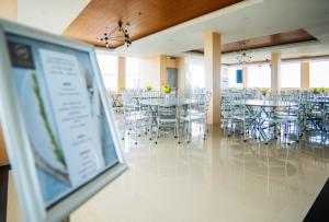 RedDoorz Plus @ Hotel Platinum Occidental Mindoro餐厅或其他用餐的地方