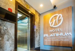 RedDoorz Plus @ Hotel Platinum Occidental Mindoro的证书、奖牌、标识或其他文件