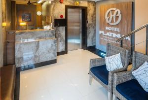 RedDoorz Plus @ Hotel Platinum Occidental Mindoro客房内的一张或多张床位