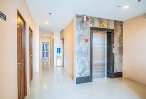 un couloir avec ascenseur dans un immeuble dans l'établissement RedDoorz Plus @ Hotel Platinum Occidental Mindoro, à San Jose