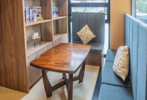 RedDoorz Plus @ Hotel Platinum Occidental Mindoro的休息区