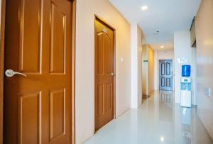 圣何塞RedDoorz Plus @ Hotel Platinum Occidental Mindoro的相册照片