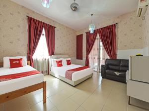 ein Schlafzimmer mit zwei Betten und einem Sofa darin in der Unterkunft OYO Home 90532 Casa Azlinda Muslim Homestay Ii in Johor Bahru